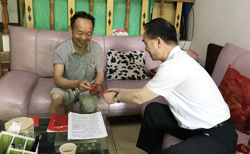 集團(tuán)領(lǐng)導(dǎo)看望慰問離退休黨員、基層困難黨員和年輕黨員(圖3)