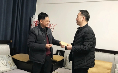 集團(tuán)領(lǐng)導(dǎo)春節(jié)前走訪慰問(wèn)一線職工、困難職工和離退休老干部(圖2)