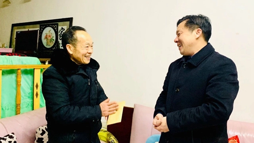 集團(tuán)領(lǐng)導(dǎo)春節(jié)前走訪慰問(wèn)一線職工、困難職工和離退休老干部(圖3)