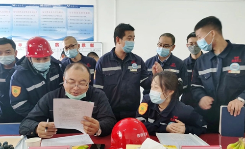 新疆宜化氯堿分廠氯乙烯三班、合成二班榮獲準(zhǔn)東開發(fā)區(qū)安全標(biāo)準(zhǔn)化示范班組稱號(hào)(圖3)
