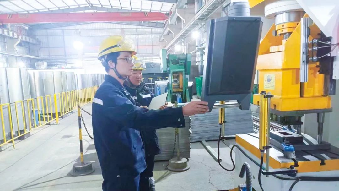 青海宜化電石分廠電極殼班：加強(qiáng)標(biāo)準(zhǔn)化建設(shè)，保障電石爐長(zhǎng)周期穩(wěn)定運(yùn)行(圖3)