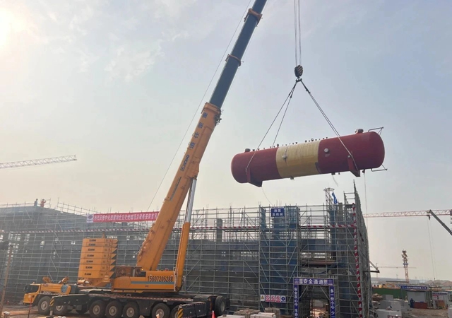 首臺大型設(shè)備“落戶”，氯堿新能源項(xiàng)目吹響工程設(shè)備安裝新號角！(圖1)