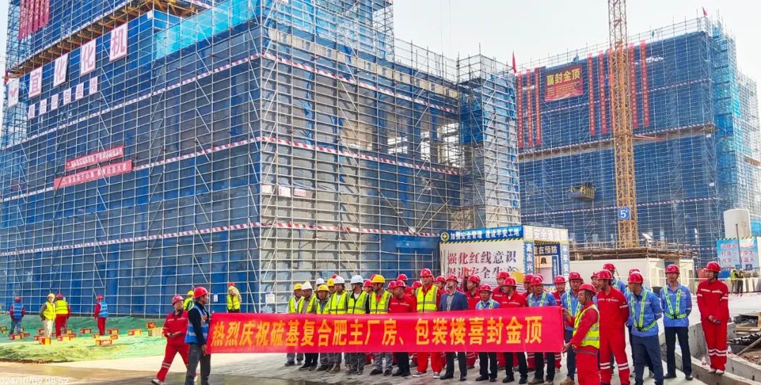 化機(jī)公司黨委書記、董事長、總經(jīng)理?xiàng)钪袧傻匠琼?xiàng)目現(xiàn)場辦公(圖2)