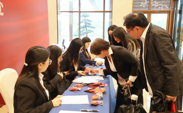 肩負(fù)重托共謀發(fā)展！集團(tuán)七屆二次職代會(huì)代表報(bào)到并參觀田家河新項(xiàng)目