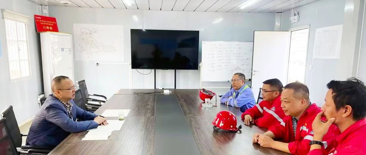 化機公司黨委書記、董事長、總經(jīng)理楊中澤到楚星項目現(xiàn)場辦公