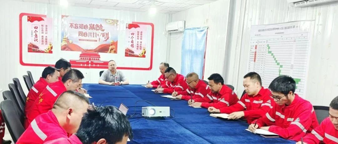 化機(jī)公司黨委書記、董事長、總經(jīng)理?xiàng)钪袧傻叫陆?xiàng)目部現(xiàn)場辦公